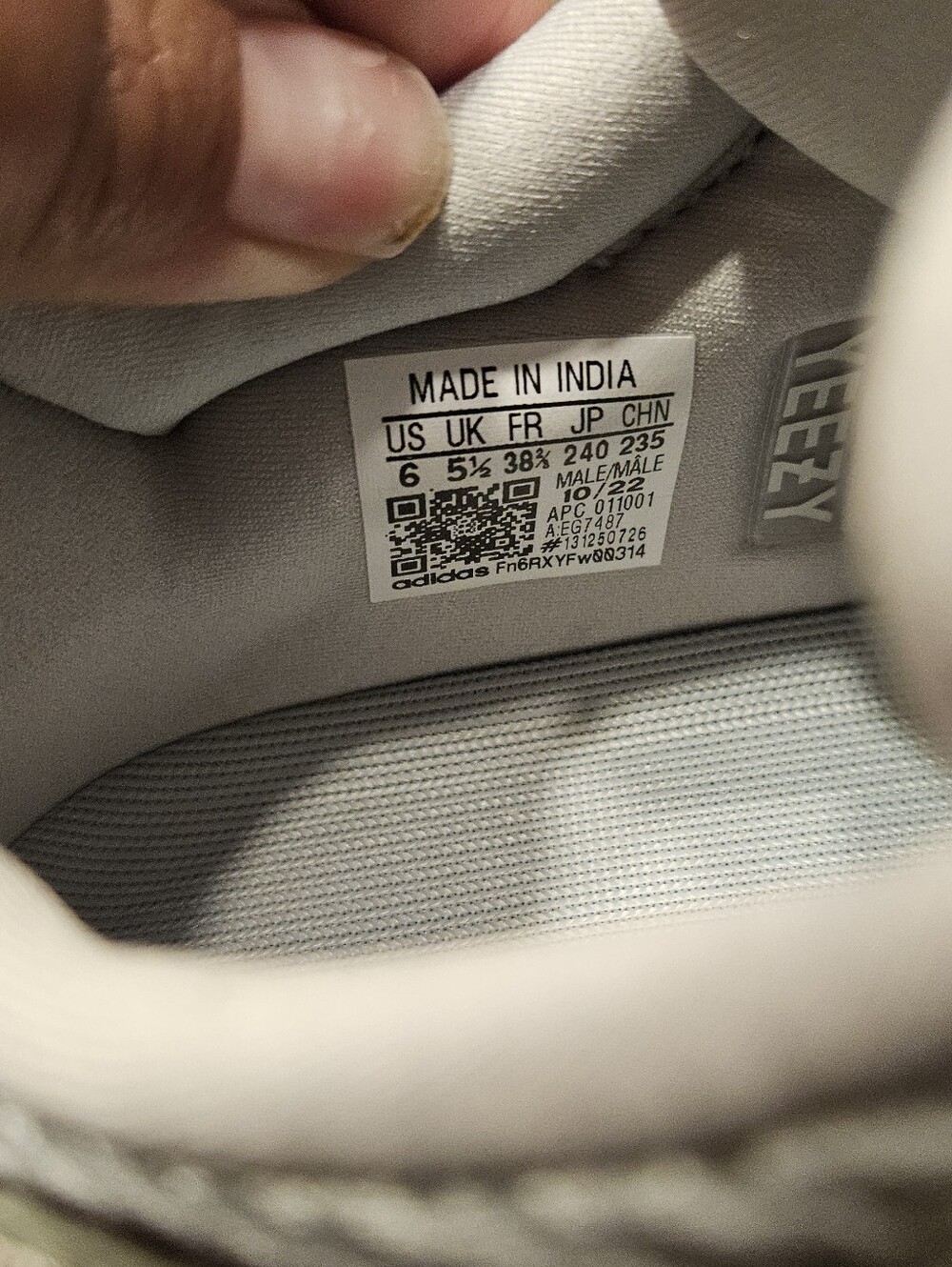 Yeezy Boost 700 - Picture 3 of 7
